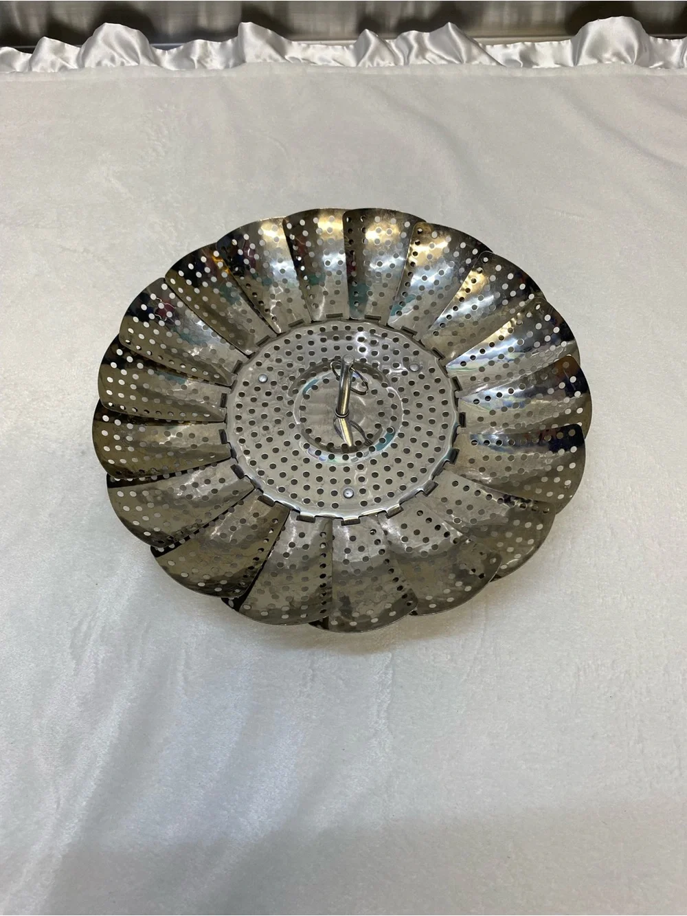 stainless steel collapsible vegetable steamer basket with a center pull handle